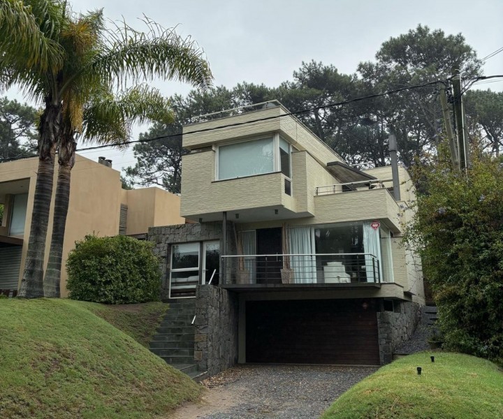 Moderna casa en alquiler y venta sobre Montoya, La Barra a 2 cuadras del mar.